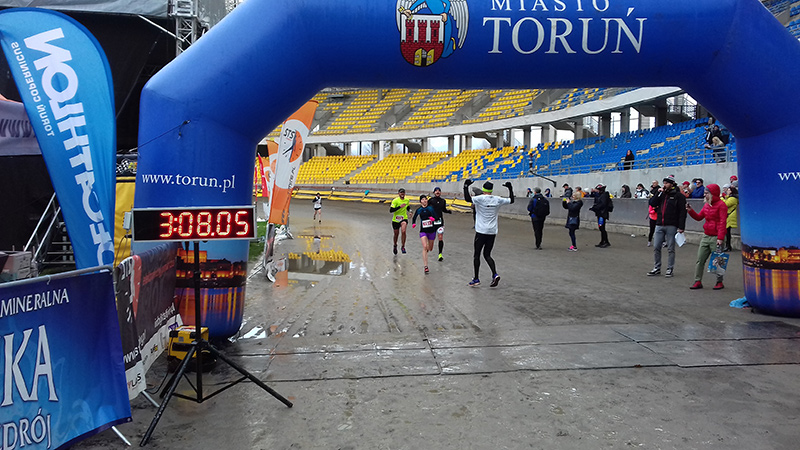 Drużyna Rozalin z doskonałymi wynikami na maratonie i półmaratonie w Toruniu - fotorelacja